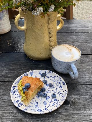 Vznikly tyhle snídaňové talířky🫐…trošku mi přijdou zatím přeplácaný kytičkami, ale asi se mi to nakonec líbí. Ještě...