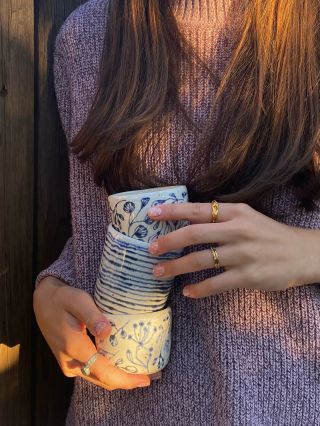 Moje malované kalíšky se postupně skládají do vlastního příběhu a já mám pocit, že jsem konečně objevila svůj styl🌸...