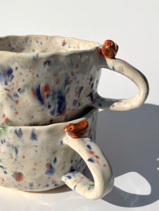 „Sdílím s mamkou naši keramickou dílnu a od mala si pamatuju, že ptáčky dává na všechny své keramické výtvory – je to...