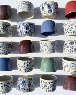 Tyhle kalíšky dnes najdete v 19:00 na eshopu ☕️🌧️ Trošku jsou to už chladnější tóny ale v takovém počasí co je venku i tak...