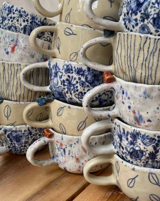 Pustila jsem se do tvorby dalších hrnečků a tahle fotka ve mně vyvolává spoustu pocitů. Přijde mi, že k sobě všechny tak...