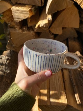 Hrneček dešťopruh. Zatím provizorní jméno. Vnitřek je naše stará dobrá barevná kombinace déšť a zvenku je pruhovaný. Jak...